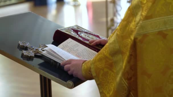 Präst som ber i en katedral, religiös ceremoni — Stockvideo