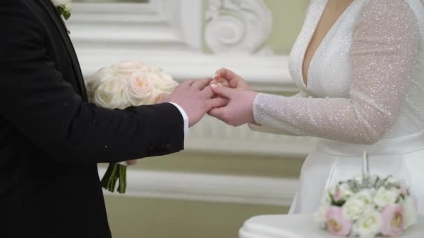 Casamento anéis de troca de casal na cerimônia. Noiva e noivo — Vídeo de Stock