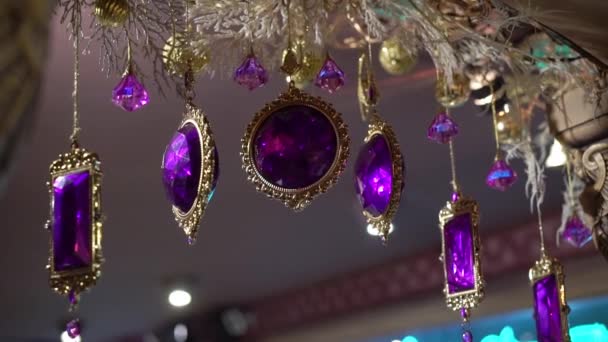 Dekorasi ungu Natal di pesta liburan — Stok Video