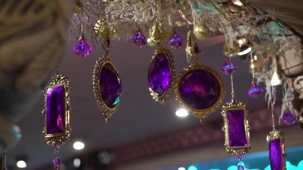 Vánoční fialová výzdoba na sváteční párty — Stock video
