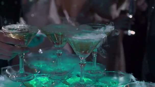 Torre de pirâmide de copos de champanhe na festa — Vídeo de Stock