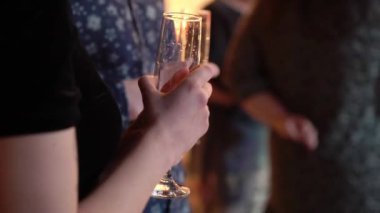 Köpüklü şarap partide kadınla