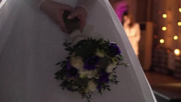 Novia listo para lanzar ramo de novia en la fiesta de bodas — Vídeos de Stock