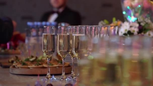 Ποτήρι με σαμπάνια ή λευκό αφρώδες κρασί στο πάρτι — Αρχείο Βίντεο