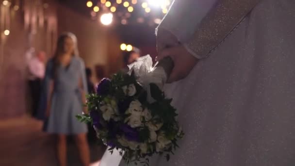Novia listo para lanzar ramo de novia en la fiesta de bodas — Vídeos de Stock