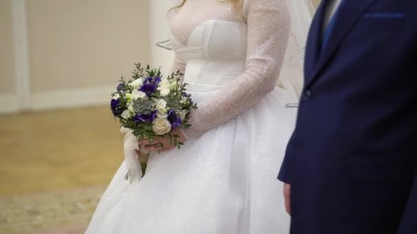 Mariée et marié restant à la cérémonie de mariage. Fille tenant bouquet de fleurs — Video
