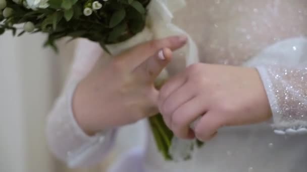 Bruden tar bort ringen från fingret. Annullering av bröllopet, skilsmässa — Stockvideo