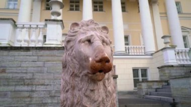 Sarayın yakınındaki aslan heykelleri. Tarihi mimari, düğün sarayı