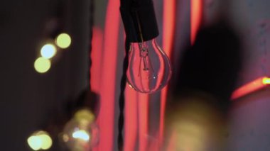 İçeride elektrik lambası çelengi.