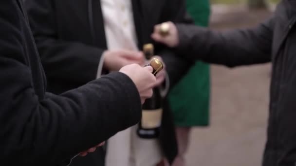 Homem abre garrafa de champanhe ou espumante — Vídeo de Stock