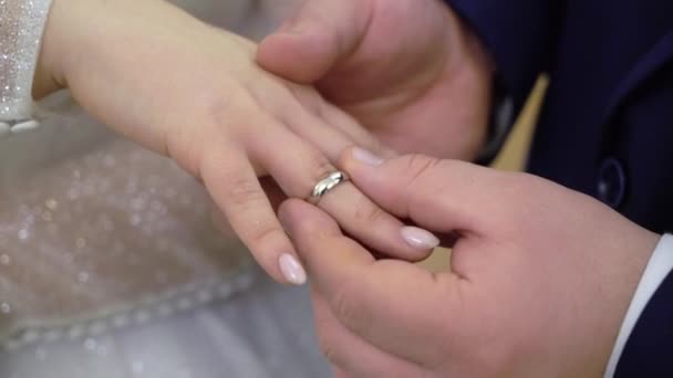 Gli anelli di scambio di coppia nuziale all'atto di cerimonia. Sposa e sposo — Video Stock