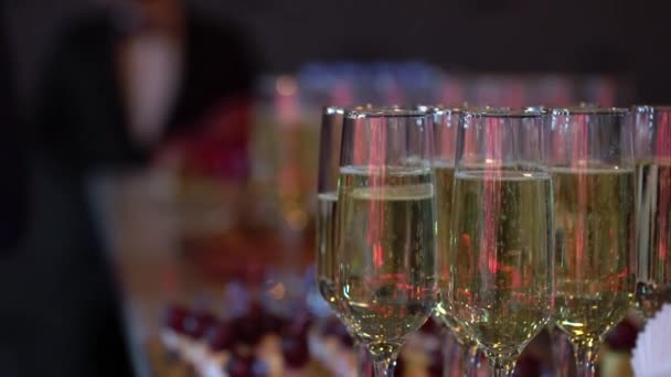 Sticlă cu șampanie sau vin spumant alb la petrecere — Videoclip de stoc