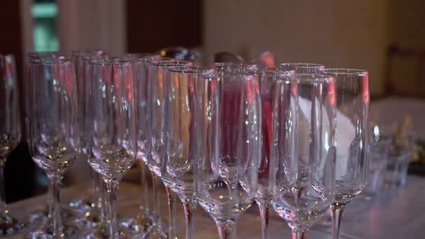 宴会上喝香槟或白葡萄酒的杯子 — 图库视频影像