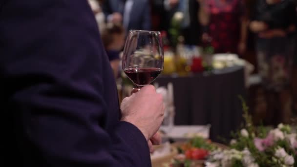 Чоловік з келихом ігристого вина на вечірці — стокове відео
