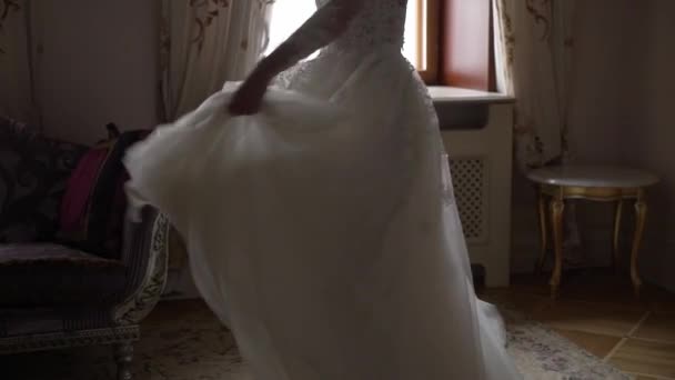 Panna młoda krąży i macha suknią ślubną — Wideo stockowe