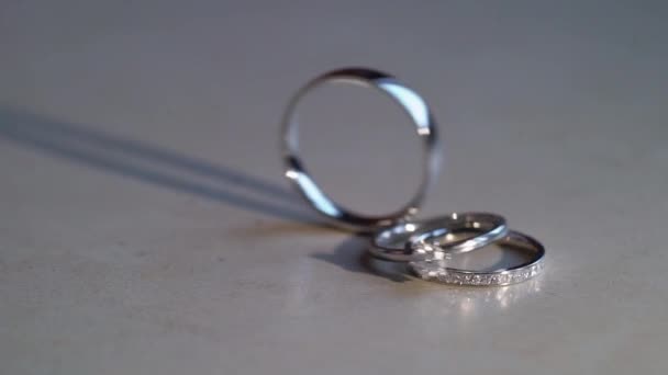 Свадебные кольца катятся медленно — стоковое видео