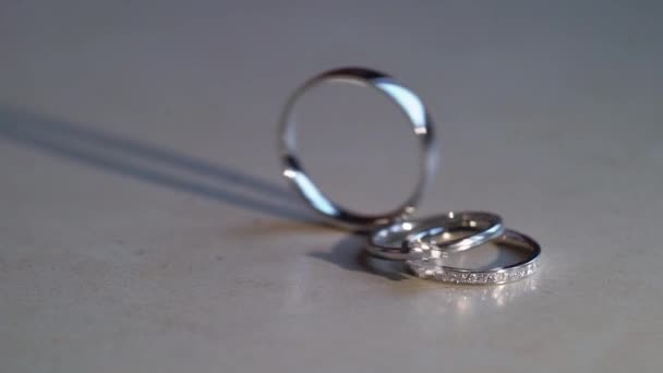 Anillos de boda rollos slow motion — Vídeos de Stock