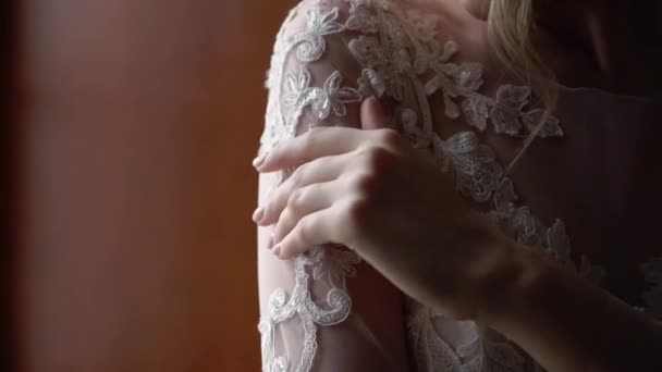 Vestido de noiva de volta com rendas — Vídeo de Stock