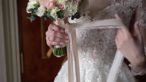 Невеста с букетом белых роз — стоковое видео