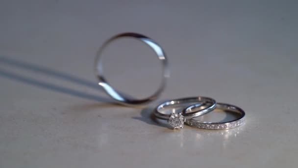 Wedding rings rolls slowmotion — Stok video