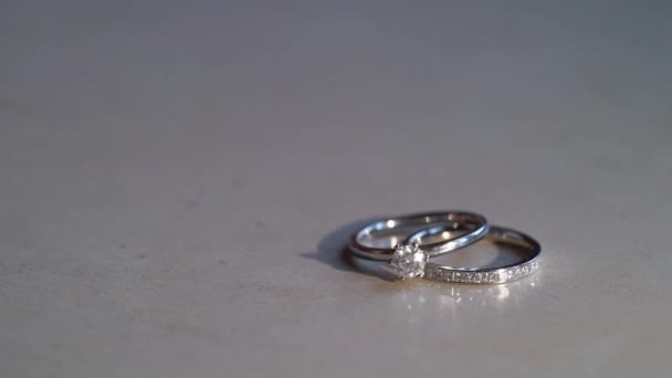 Wedding rings rolls slowmotion — Stockvideo