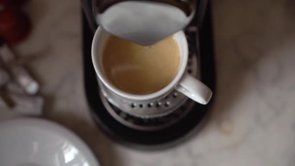 Preparing coffee in machine — Stockvideo