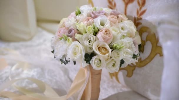 在卧室里结一束白玫瑰花的婚礼花 — 图库视频影像