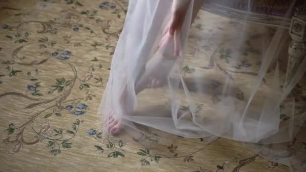 Bride in bedroom under veil — Stock Video