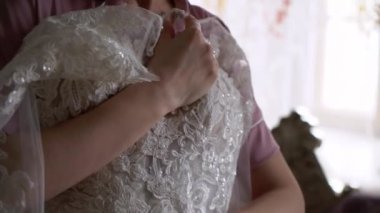 Gelin sabahleyin hazırlanıyor. Düğün töreninden önce giyin.