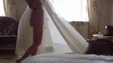 Gelin etrafımda dönüp gelinliğini sallıyor.