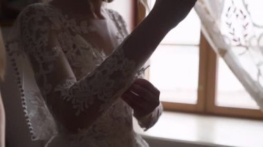 Gelinliğinin düğme düğmeli kolları. Gelinlik giy, gelinlik giy.