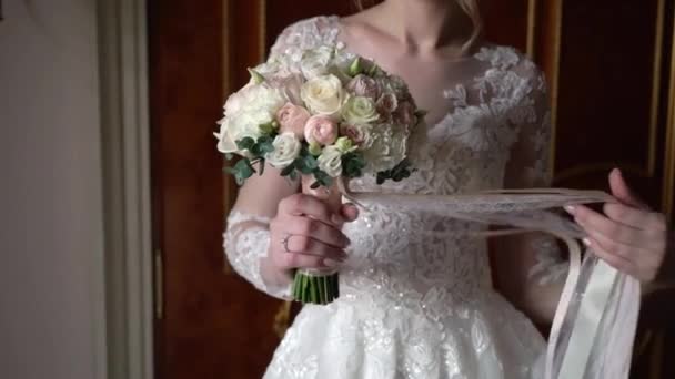 Novia con ramo de rosas blancas — Vídeo de stock