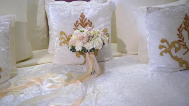 Wedding bouquet with white roses flowers in bedroom — Stock Video