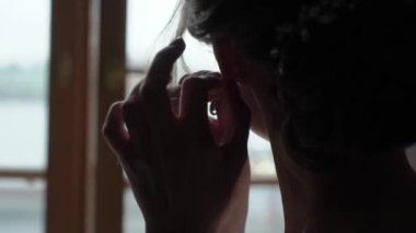 Genç kadın küpe üzerinde koymak