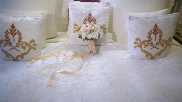 Yatak odasında beyaz güllü düğün buketi — Stok video