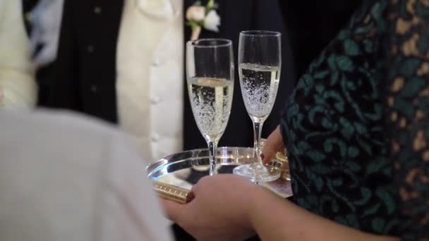 Vrouw met glas mousserende wijn op het feest — Stockvideo