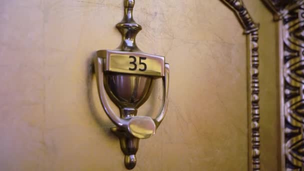 Kamar nomor 35. Nomor pintu di rumah apartemen atau kamar hotel — Stok Video