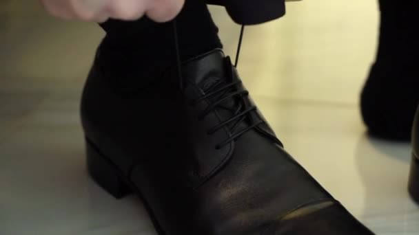 Man trok schoenen aan en veters strikken — Stockvideo