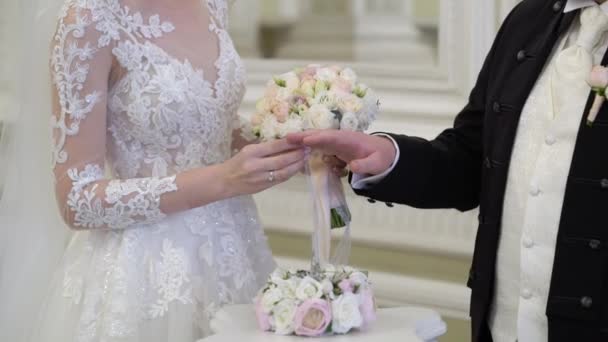 Весільна пара обмінюється кільцями на церемонії. Наречена і наречений — стокове відео