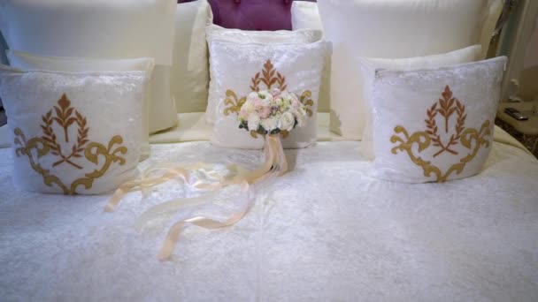 Wedding bouquet with white roses flowers in bedroom — Stock Video