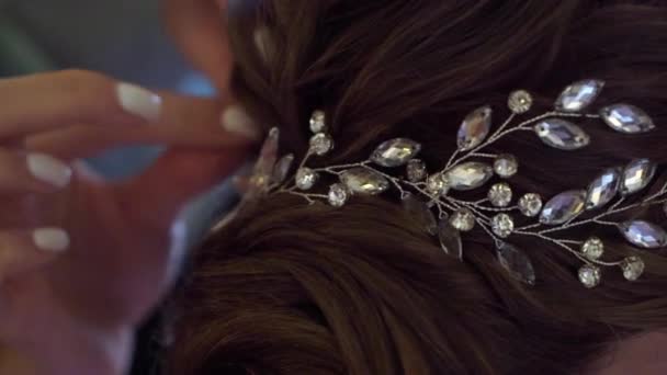 Bijoux en cheveux, coiffure décorative pour femme. Coiffeur travaillant avec la mariée brune au mariage — Video