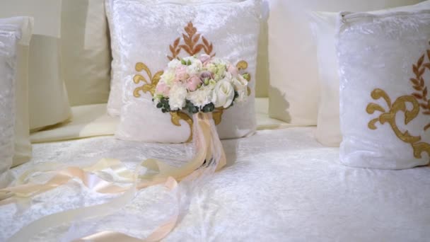 Bruiloft boeket met witte rozen bloemen in de slaapkamer — Stockvideo