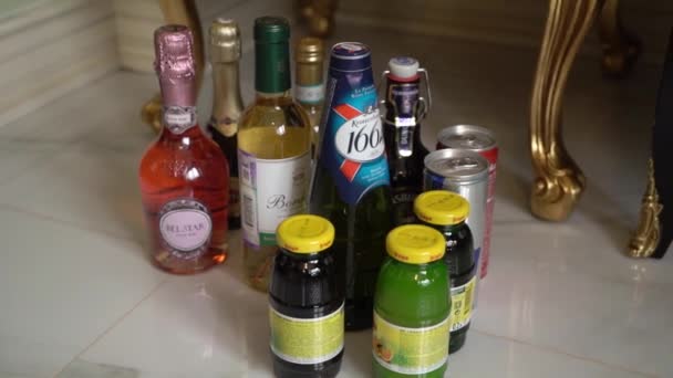 SAINT-PETERSBURG, RUSSIA - 19 FEBBRAIO 2020: Bottiglie di bevande alcoliche — Video Stock