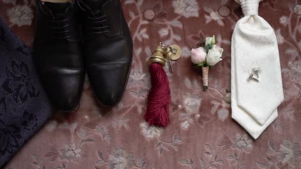 Boutonniere, Krawatte, Zimmerschlüssel und Manschettenknöpfe. Bräutigam Accessoires für die Hochzeit — Stockvideo