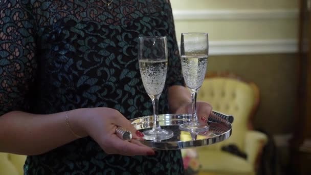 Жінка з келихом ігристого вина на вечірці — стокове відео