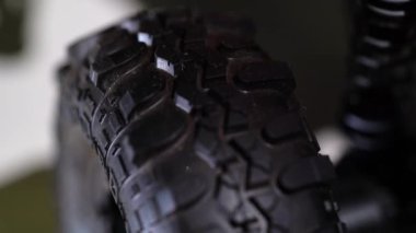 Offroad lastikleri ve RC model SUV arabasının tekerlekleri
