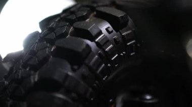 Offroad lastikleri ve RC model SUV arabasının tekerlekleri