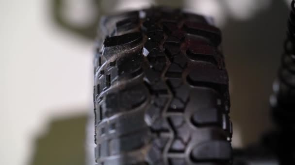 Neumáticos Offroad y ruedas de coche suv modelo rc — Vídeos de Stock