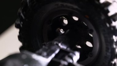 Offroad lastikleri ve RC model SUV arabasının tekerlekleri