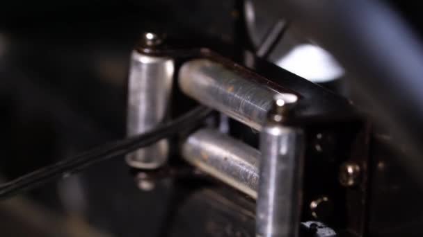 Elektromos csörlő a terepjáró kocsijában — Stock videók